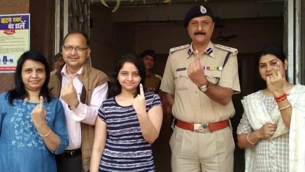IPS Sanjeev-Shukla with family