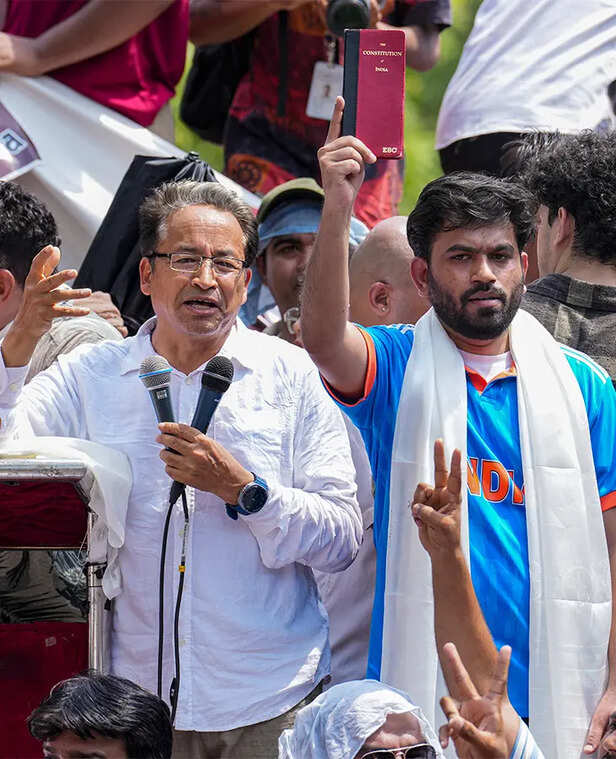 सोनम वांगचुक ने अभिजीत दीपके के साथ मंच पर पहुंचकर शांतिपूर्ण प्रदर्शन करने की अपील की थी।