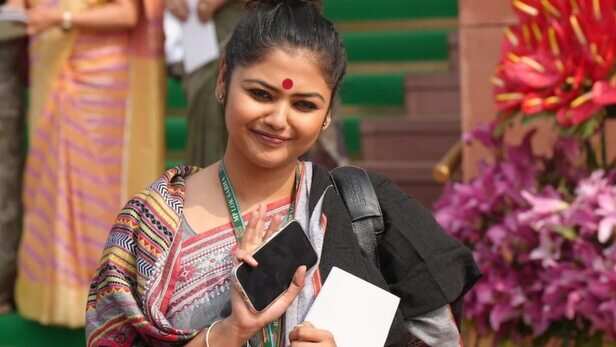 Sayani Ghosh Networth: अब ममता की 'सयानी' भी बागी, 17 की उम्र में बनी थीं  हीरोइन, इतनी है TMC सांसद की नेटवर्थ - TMC Crisis MPs Splits Sayani Ghosh  rebel Mamata Banerjee