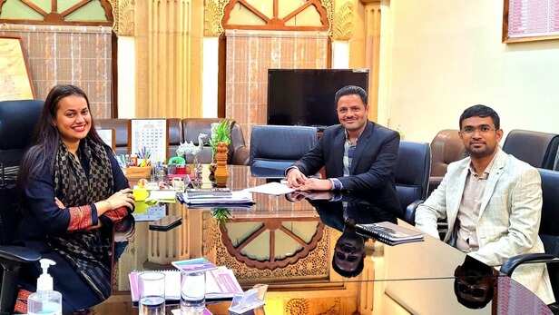 आईएएस निवृत्ति सोमनाथ और आईएएस टीना डाबी