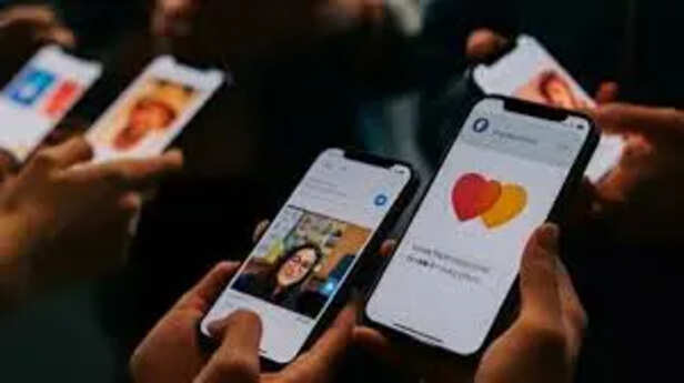 Connections online, relationships offline; In the age of social media, one  in six people is lonely - WHO report - कनेक्शन ऑनलाइन, रिश्ते ऑफलाइन; सोशल  मीडिया के दौर में हर छह में