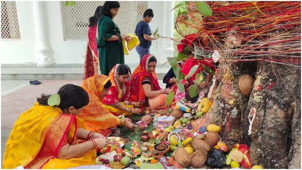 Vat Purnima Vrat 2022: अखंड सौभाग्य के लिए सुहागिन महिलाएं रखें वट पूर्णिमा  व्रत, जानें शुभ मुहूर्त, पूजा विधि - Vat Purnima Vrat 2022 shubh muhurat  puja vidhi vat savitri purnima vrat