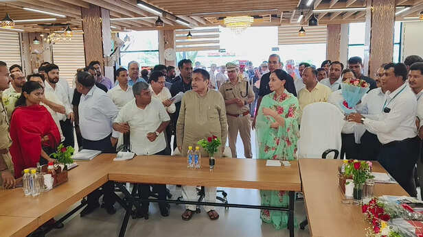 नितिन गडकरी ने दिल्ली-मुंबई एक्सप्रेसवे पर हादसों का कारण तलाशा, टेंपो में कर रहे निरीक्षण