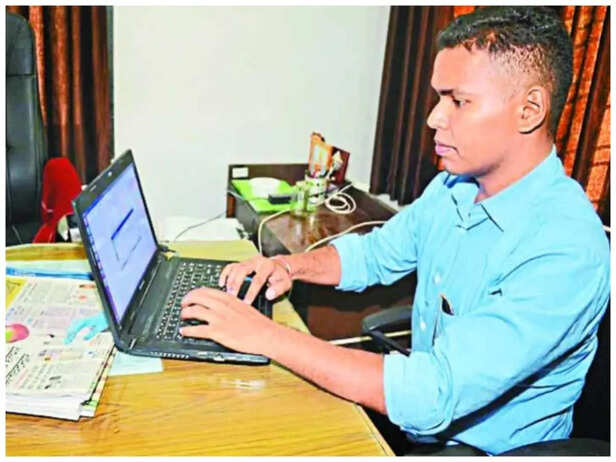 Success Story: IIT से पढ़ाई, सिंगापुर, लंदन में नौकरी और बिजनेस, पहले IPS  और फिर बने IAS अफसर - Abhishek surana ias success story left foreign job  for sarkari naukri passed upsc