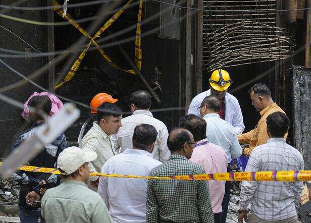 इन जले हुए शवों से कैसे पहचानें अपनों को.... दिल्ली होटल अग्निकांड के  पीड़ितों को पहचानना हुआ मुश्किल - families searching for their loved ones  after delhi fire tragedy-mobile