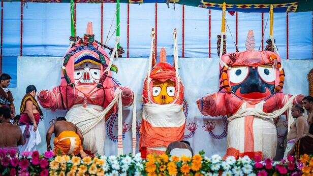 Jagannath Rath Yatra 2021: कोरोना काल में शुरू हुई जगन्नाथ रथ यात्रा, पढ़ें  गाइडलाइंस - Jagannath Rath Yatra 2021 starts significance odisha puri tlifd  - AajTak