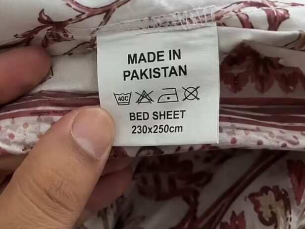 maharashtra news Pune woman found Made in Pakistan tag on bedsheet after  washing it Police start investigation |पुणे में बेची जा रही 'Made in  Pakistan' टैग वाली बेडशीट? चादर धोने के बाद