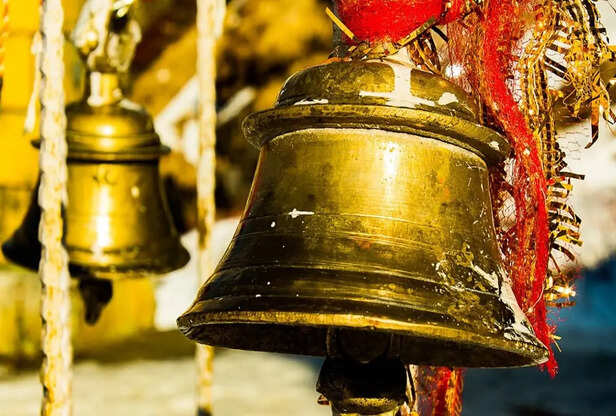 पूजा करते समय क्यों बजाई जाती है घंटी, जानिए इसका धार्मिक और वैज्ञानिक कारण  - Know The Religious And Scientific Reason For Ghanti Sound Time Of Worship  - Amar Ujala Hindi News Live