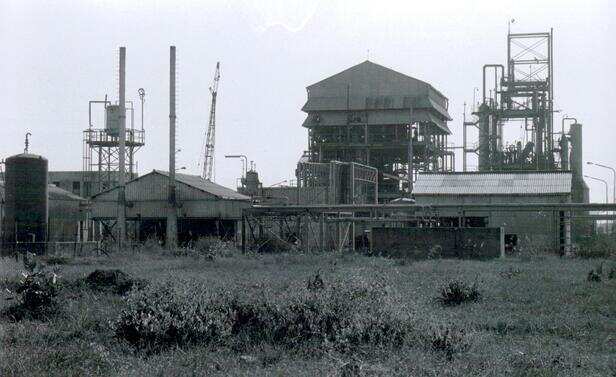 Union_Carbide_pesticide_factory,_Bhopal,_India,_1985-925456