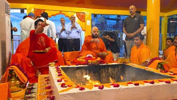 बागेश्वर धाम में अनंत अंबानी