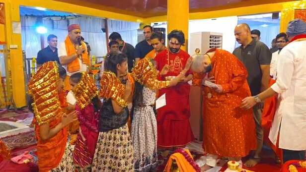 बागेश्वर धाम में अनंत अंबानी