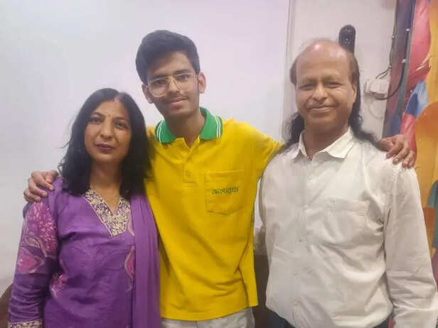 Aaradhya Garg with his parents.