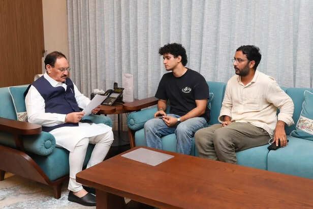 कॉकरोच जनता पार्टी (CJP) के प्रतिनिधियों से मुलाकात