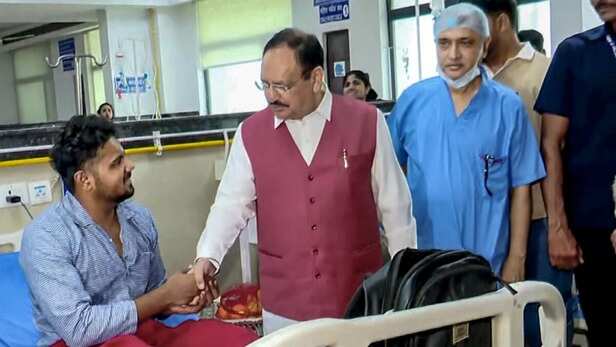 स्वास्थ्य मंत्री होने के कारण अस्पताल जाकर घायलों से मिलना