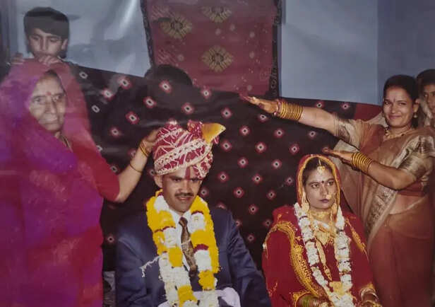 विजय शर्मा और नीरज शर्मा की शादी की फाइल फोटो। विजय शर्मा हाईकोर्ट में कोर्ट मास्टर थे।
