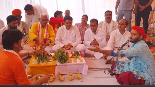 मंत्री रावत और बेढम ने दबाया बटन