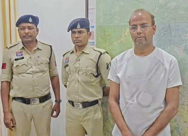 पूजा पैंकरा केस में आदिवासी आयोग सख्त
