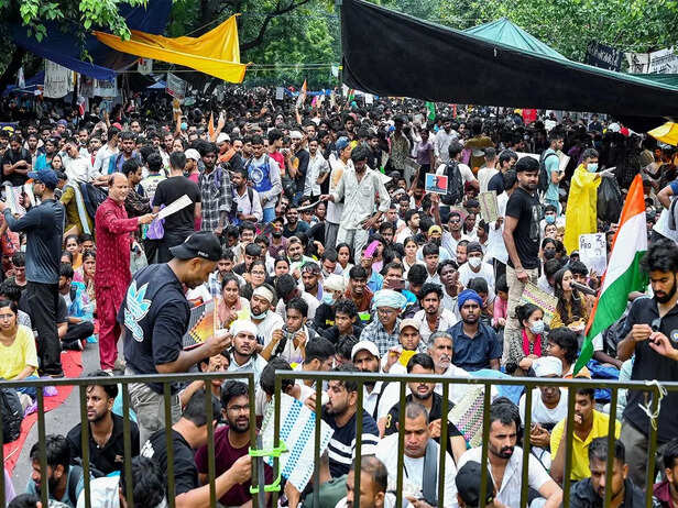 जंतर-मंतर पर शनिवार को प्रदर्शन के 36वें दिन हजारों लोग इकट्ठा हुए।