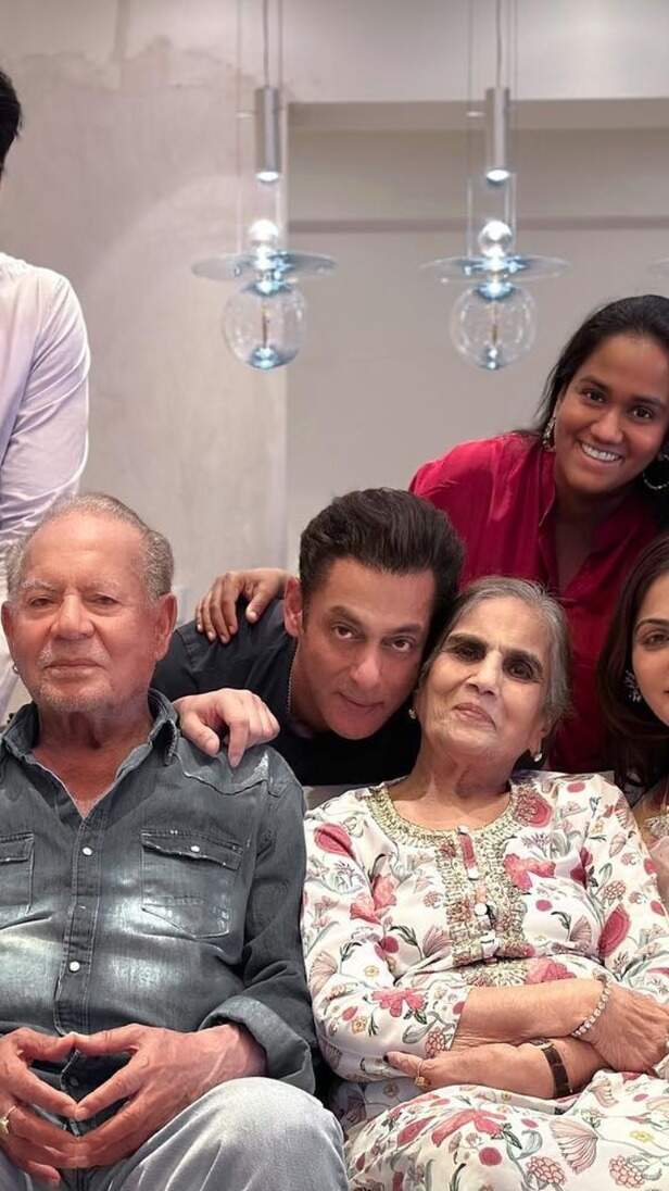 सलमान खान का घर है सिंपल और सोबर, देखें अंदर की फ़ोटोज़ | Salman khan home  galaxy apartment inside photos