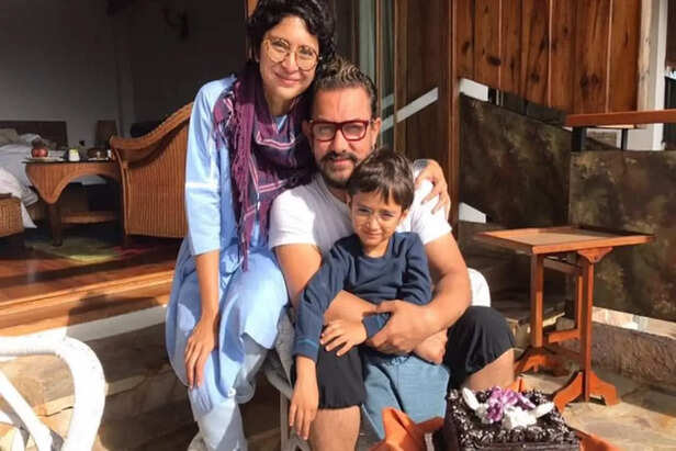 आमिर की दूसरी पत्नी डायरेक्टर किरण राव और बेटा आजाद।