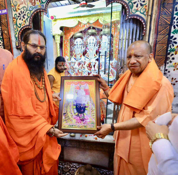 मुख्यमंत्री योगी ने चित्रकूट के प्रमुख संतों के साथ लगाई कामदगिरि पर्वत की  पंचकोसी परिक्रमा