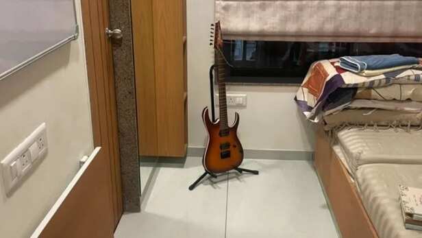 कहान का गिटार आज भी उसी कोने में रखा है