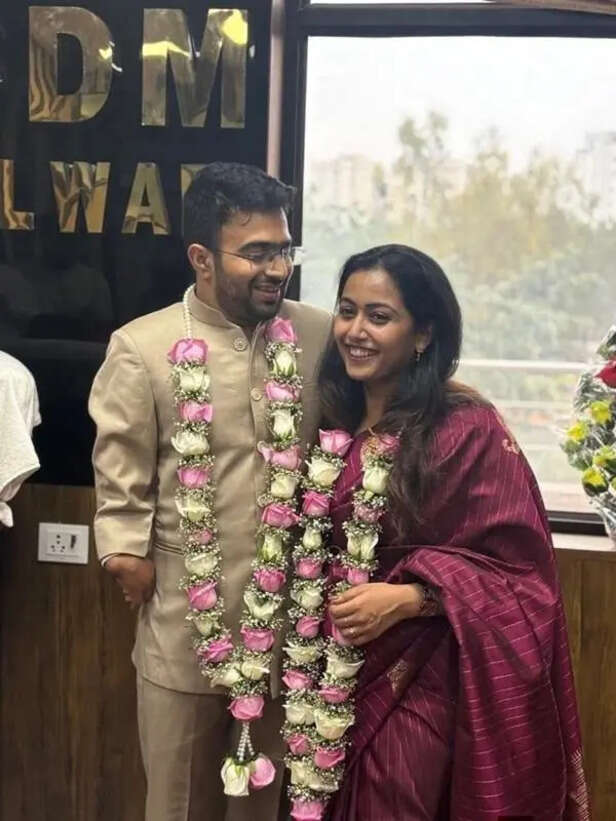 एक विवाह ऐसा भी! IAS माधव भारद्वाज और अदिति वासने की शादी की क्यों हो रही  चर्चा, कौन हैं ये वायरल कपल | IAS Love Story IAS Madhav bhardwaj IAS Aditi  Vasne