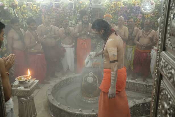 भस्म अर्पित करते संत