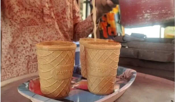 चाय पीजिए और कप खा जाइए... ऐसी दुकान आपने देखी है क्या? - Gujarat AajTak