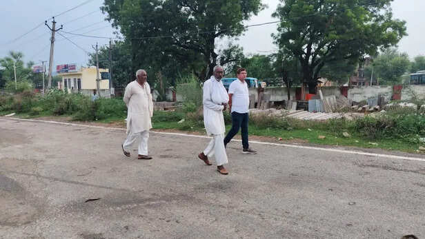 बच्ची को ले जाते दादा 