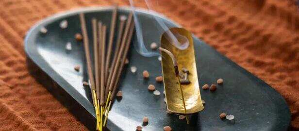 The Beauty and Significance of Dhoop Aarti: An Inspiring Ritual – Nandi  Panchgavya Private Limited