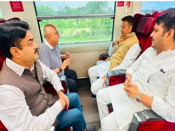 पटवारी और हेमंत ट्रेन में
