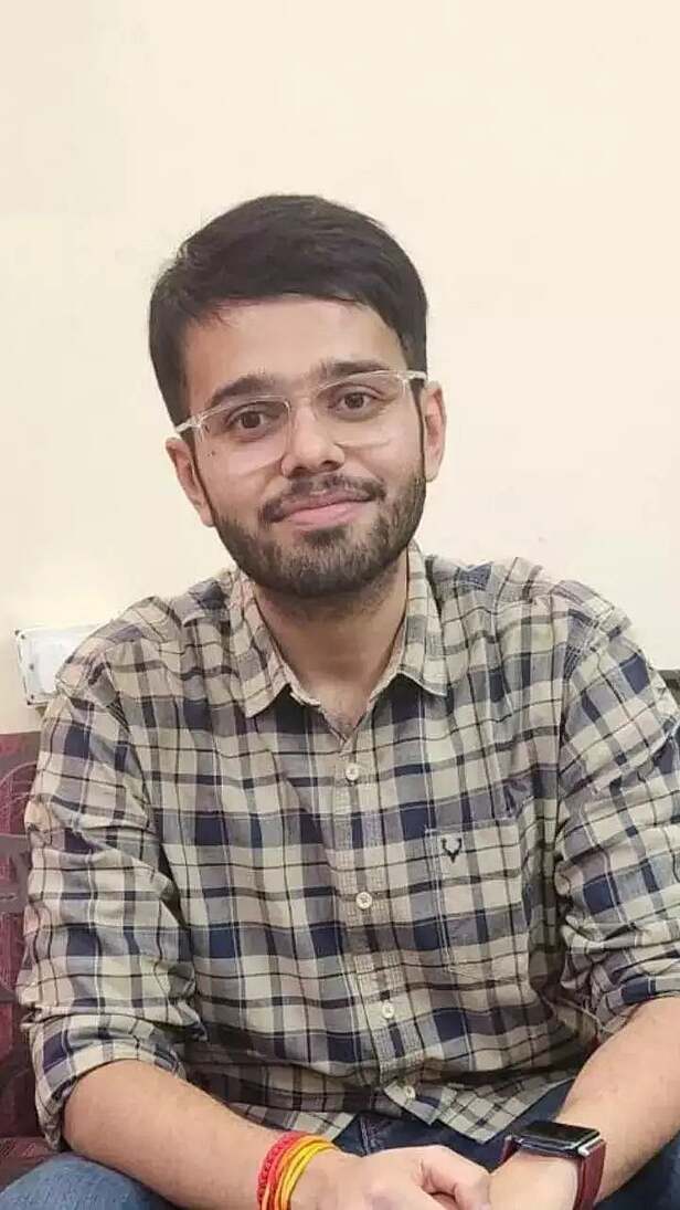 IPS officer 6th attempt : पोलिस निरीक्षकाच्या अरेरावीमुळे त्यांचं मन  दुखावलं अन्..! आता IPS होत दाखवून दिली ताकद... who-is-ips-siddharth- shrivastava-from-naib-tehsildar-to-ips-after-insult