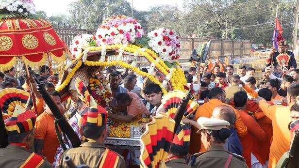 Ujjain Mahakal Sawari on Monday in form of chandramouliswara Devotees  welcomed see photos ANN | Photos: राजसी अंदाज में नगर भ्रमण पर निकले बाबा  महाकाल, अगहन मास की सवारी का भी जबरदस्त