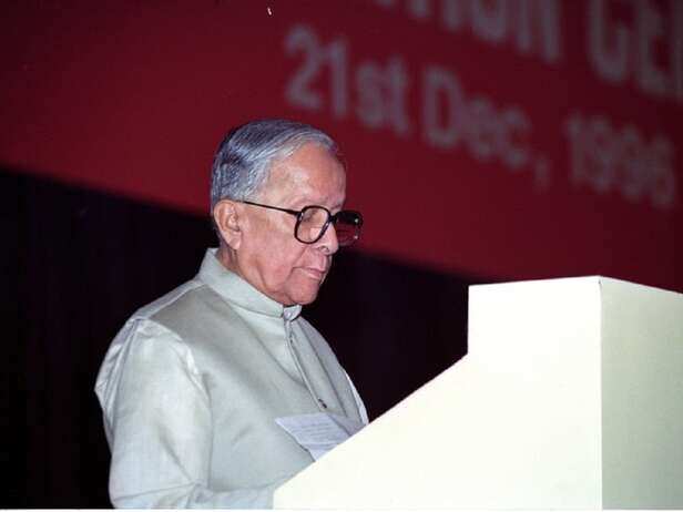 Jyoti Basu Birth Anniversary: 4 दशक तक नहीं मिल सका था ज्योति बसु का विकल्प  - jyoti basu birth anniversary why jyoti basu could never be challenged in  west bengal politics - News18 हिंदी