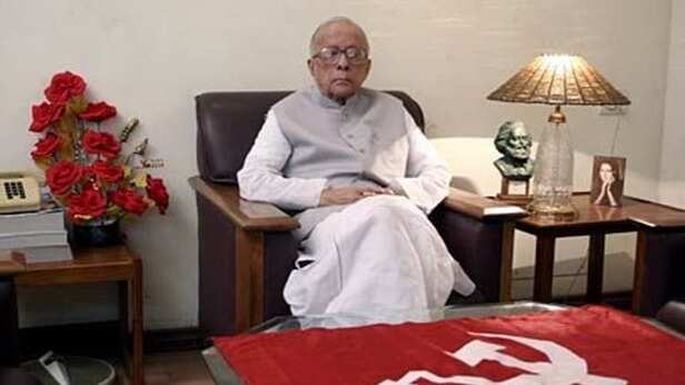 ज्योति बसु- लेफ्ट का वो नेता जिसका लोहा मानते थे सभी राजनीतिक दल - jyoti  basu birth anniversary political history left cpim west bengal opposition  party tpt - AajTak