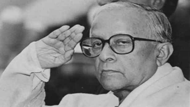Jyoti Basu : 23 वर्षे पश्चिम बंगालचे मुख्यमंत्री राहिलेले ज्योति बसु; जाणून  घ्या ‘बसु दा’...