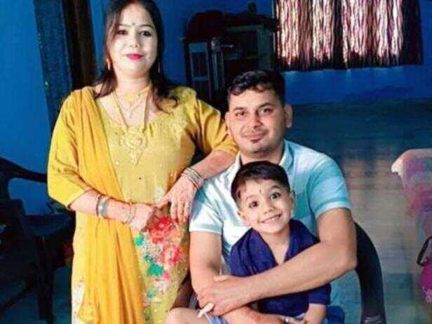 अतुल अपनी पत्नी दामिनी और बेटे के साथ किराये के मकान में रहते थे।