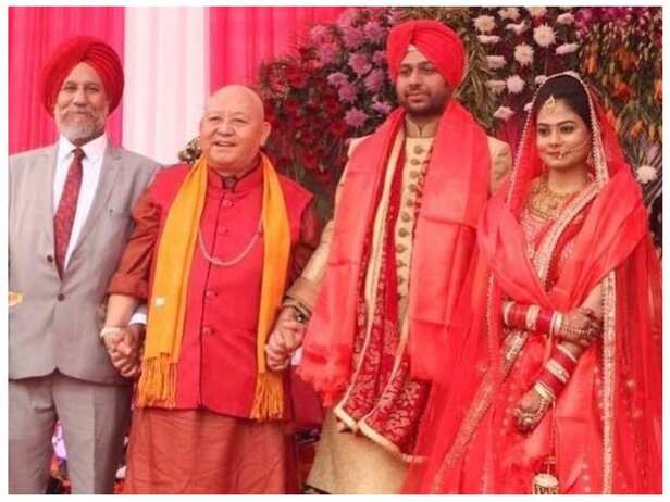 IAS Love Story: महिला IAS को हुआ ऐसा प्यार, शादी के लिए बदलना पड़ा कैडर,  दिलचस्‍प है लव स्टोरी - ias love story ias artika shukla husband ias  jasmeet singh sandhu wife
