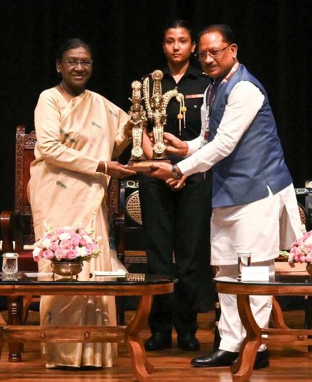 राष्ट्रपति द्रौपदी मुर्मु ने मांझी-चालकी को खुद परोसा खाना