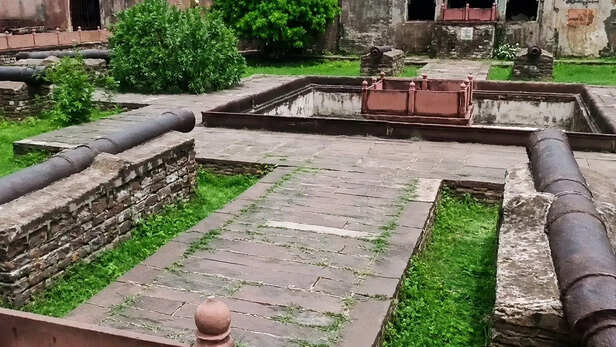 Narwar Fort cannon theft, cannon theft, madhya pradesh,