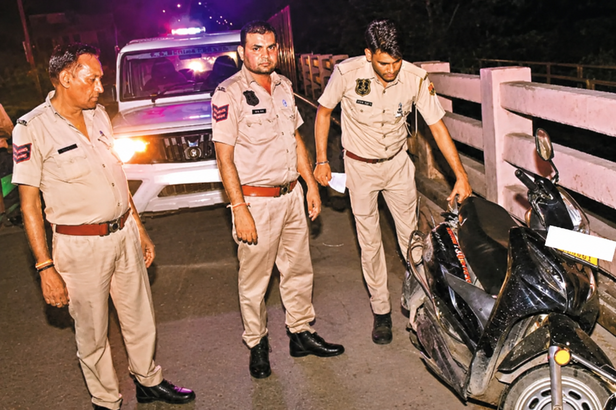 कार चालक ने अन्य वाहनों के साथ इस स्कूटी को भी टक्कर मारी
