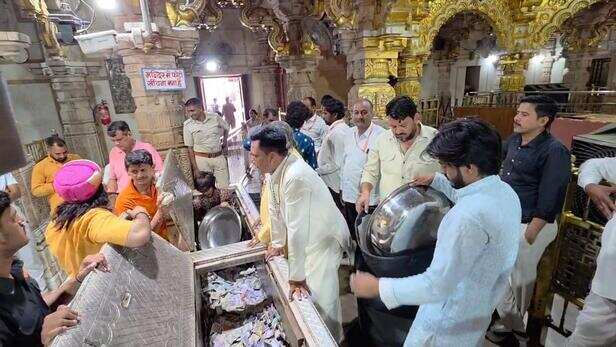 चतुर्दशी पर ठाकुरजी का भंडार खोला गया