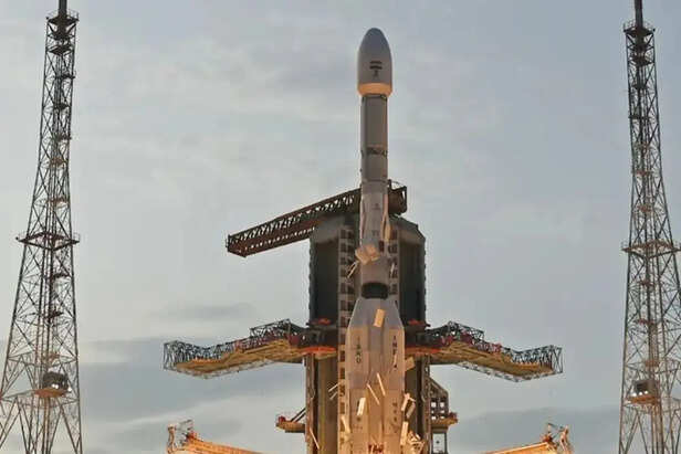 नासा ने इसरो को दिया 'मून बेस' का न्योता, जानें भारत को क्या फायदा होगा? |  Nasa Invites Isro Moon Base Program India Us Space Cooperation