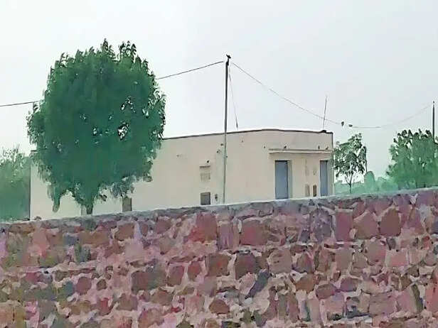 जिस जमीन पर कब्जे का आरोप है वहां दीवार भी बनाई गई है।