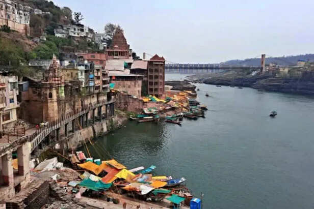 ओंकारेश्वर में दर्शन के बदले नियम! झूला पुल से एंट्री पर रोक, विवाद के बाद  ट्रस्ट और प्रशासन अलर्ट
