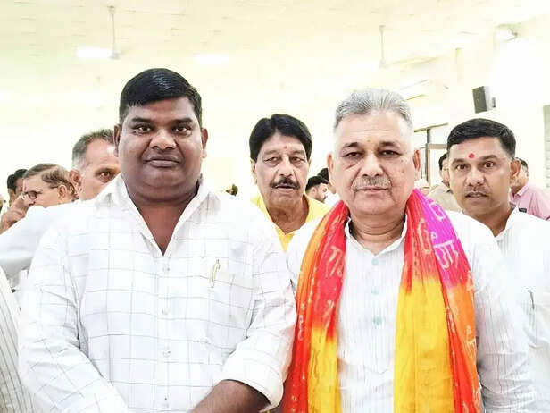 मंत्री इंदर सिंह परमार के साथ आरोपी जगदीश मालवीय।