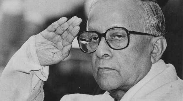 27 Years Ago story behind indias first mobile phone call - मोबाइल क्रांति:  पश्चिम बंगाल के मुख्यमंत्री ज्योति बसु ने संचार मंत्री सुखराम को किया था  पहला कॉल, एक कॉल ...