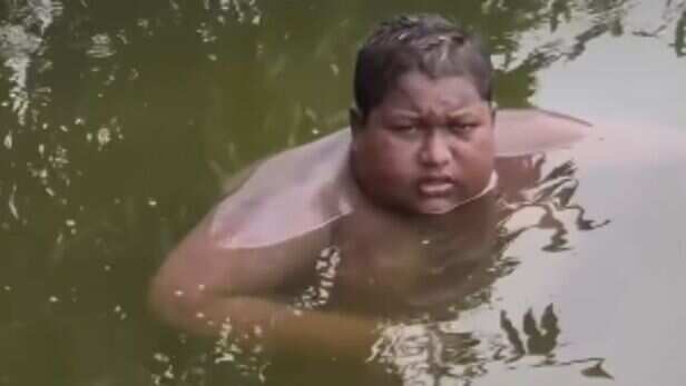 5 साल से तालाब में रह रहा 16 साल का इकबाल, पानी से बाहर आते ही शरीर जलने  लगता है; खाना-पीना और सोना सब पानी में - Murshidabad Teen Spends Days in