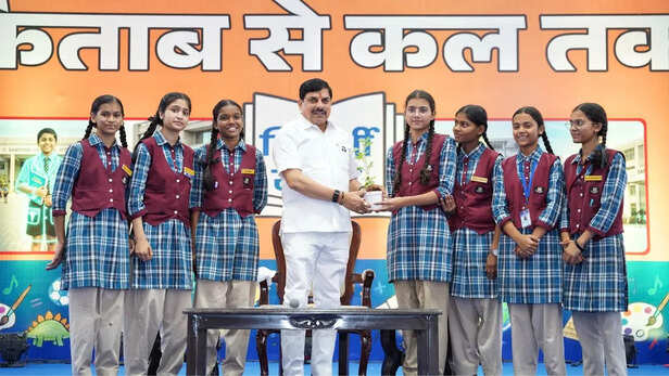 सांदीपनि विद्यालय की 'स्कूल कैबिनेट' से मिले सीएम मोहन यादव, छात्राओं के  अनुशासन और चुनाव प्रक्रिया को जानकर हुए गदगद - cm mohan yadav meets sandipani  school ...
